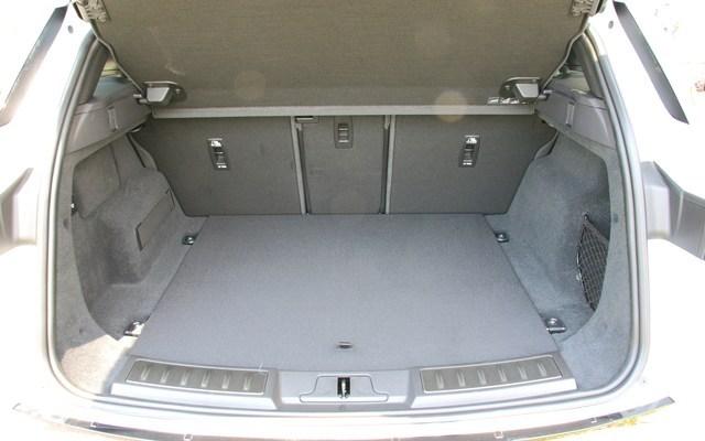 後席を収納することで最大1383Lの積載が可能です。
レジャーバッグやゴルフバッグなどの大きな荷物もラクラク収納で快適です！