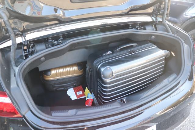 トランクは機内持込サイズのスーツケースを2つと中型のスーツケース1つ、さらに手荷物を少し載せることが可能です！
屋根の格納スペースを開放すると、385Lの容量まで拡大するのでさらに荷物を積み込むことができます！