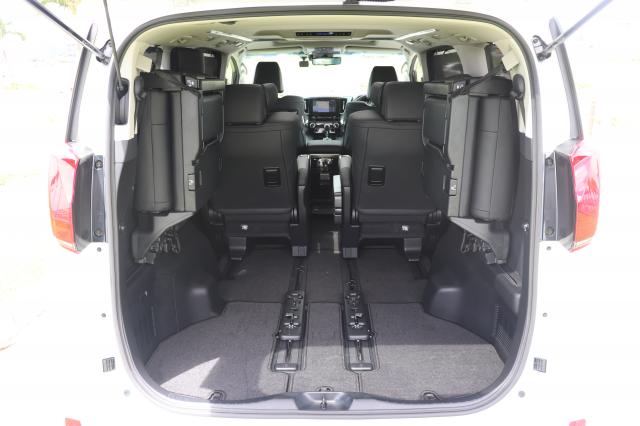 セカンドシートやサードシートを調整することで、フル乗車時にも荷物を積むことが出来ます。
サードシートを跳ね上げるとさらにトランクスペースを広げることが出来ます。