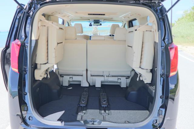 セカンドシートやサードシートを調整することで、フル乗車時にも荷物を積むことが出来ます。
サードシートを跳ね上げるとさらにトランクスペースを広げることが出来ます。
Xグレードでは、サードシート跳ね上げ時にも5名乗車が可能です！