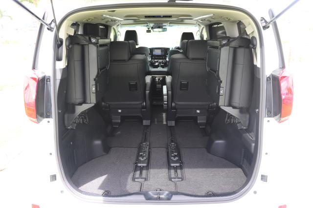 セカンドシートやサードシートを調整することで、フル乗車時にも荷物を積むことが出来ます。
サードシートを跳ね上げるとさらにトランクスペースを広げることが出来ます。