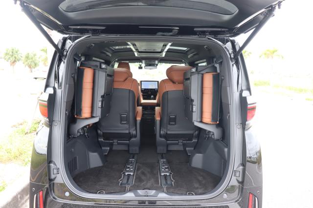 セカンドシートやサードシートを調整することで、フル乗車時にも荷物を積むことが出来ます。
サードシートを跳ね上げるとさらにトランクスペースを広げることが出来ます。