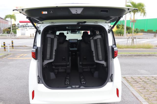 セカンドシートやサードシートを調整することで、フル乗車時にも荷物を積むことが出来ます。
サードシートを跳ね上げるとさらにトランクスペースを広げることが出来ます。