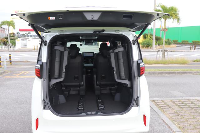 セカンドシートやサードシートを調整することで、フル乗車時にも荷物を積むことが出来ます。
サードシートを跳ね上げるとさらにトランクスペースを広げることが出来ます。